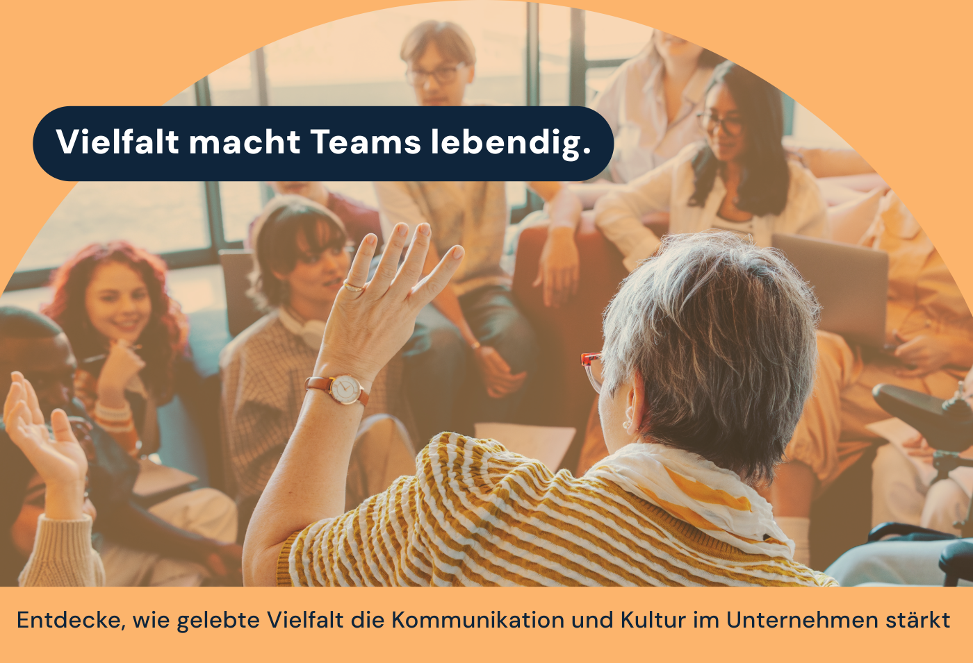 Eine vielfältige Gruppe von Mitarbeitern führt eine lebhafte Diskussion mit Freunden, in der Zusammenarbeit und Teamwork in einem modernen Bildungsumfeld voller Energie und Enthusiasmus im Mittelpunkt stehen.