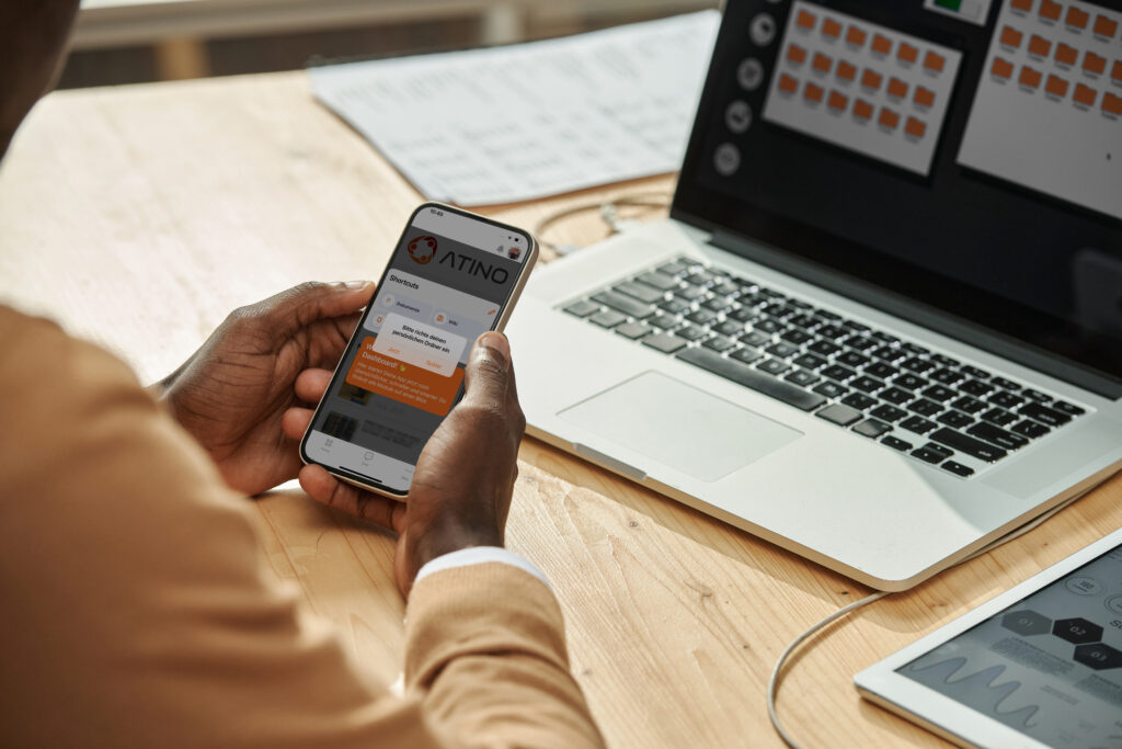 Mitarbeiter richtet seinen persönlichen Ordner für den Empfang von digitalen Lohnabrechnungen ein. 